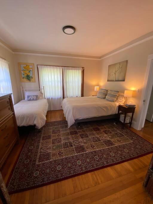 4 Furnished - 2 Beds Laundry And Parking Apartment