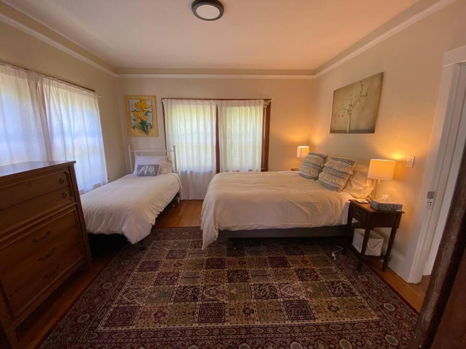 4 Furnished - 2 Beds Laundry And Parking