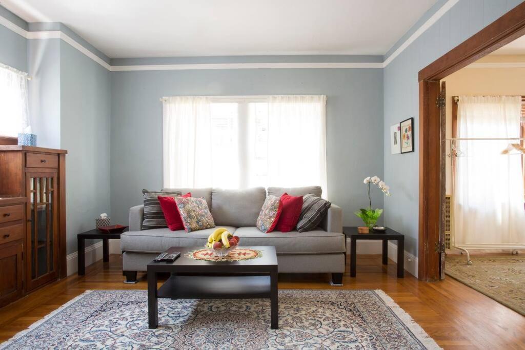 Apartment 4 Furnished - 2 Beds Laundry And Parking *