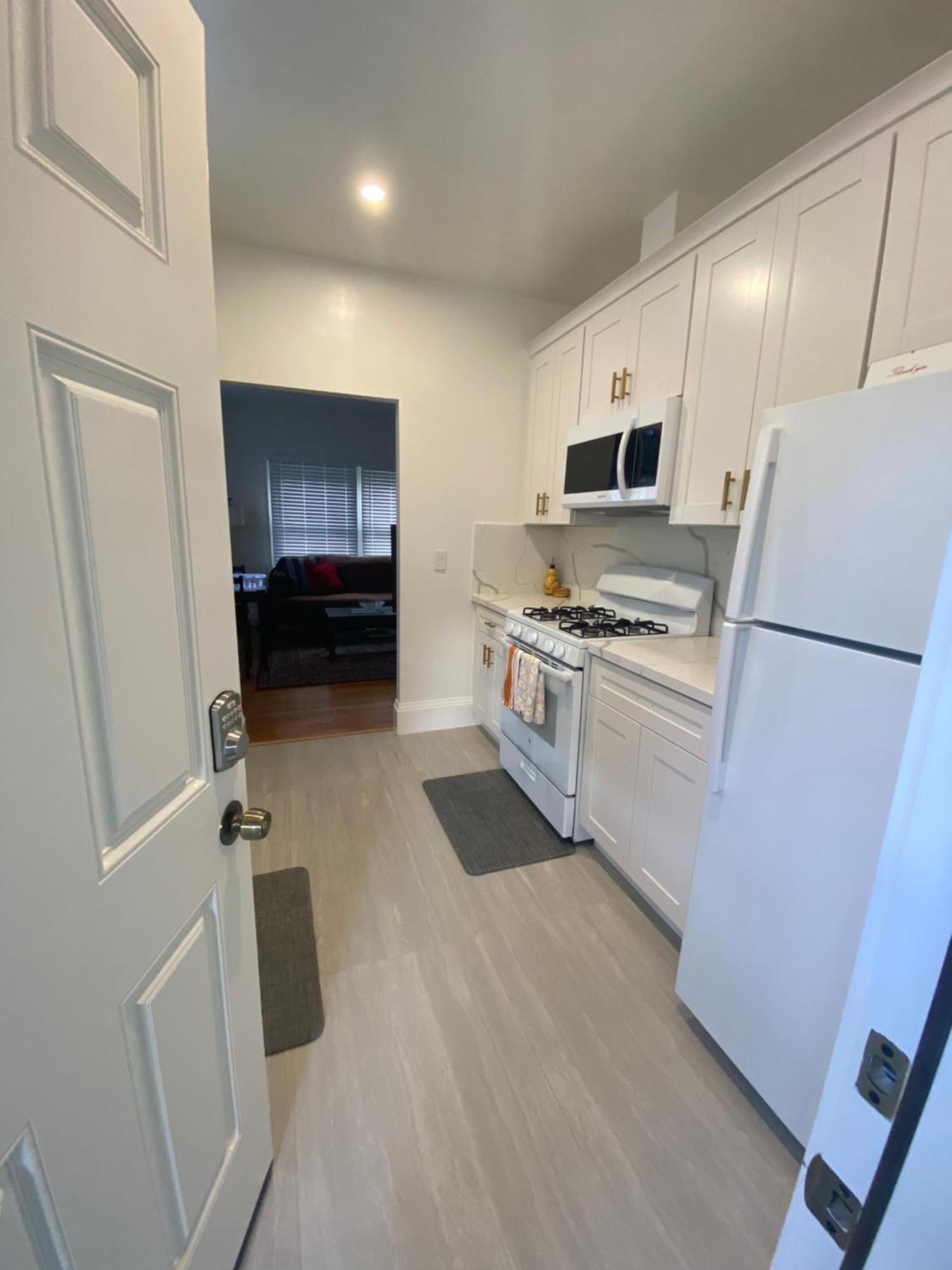 4 Furnished - 2 Beds Laundry And Parking *