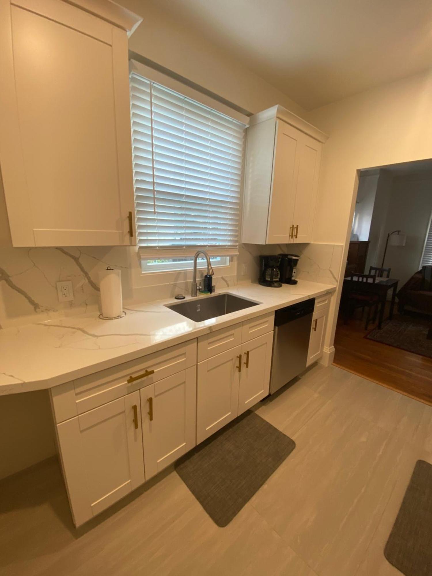 4 Furnished - 2 Beds Laundry And Parking