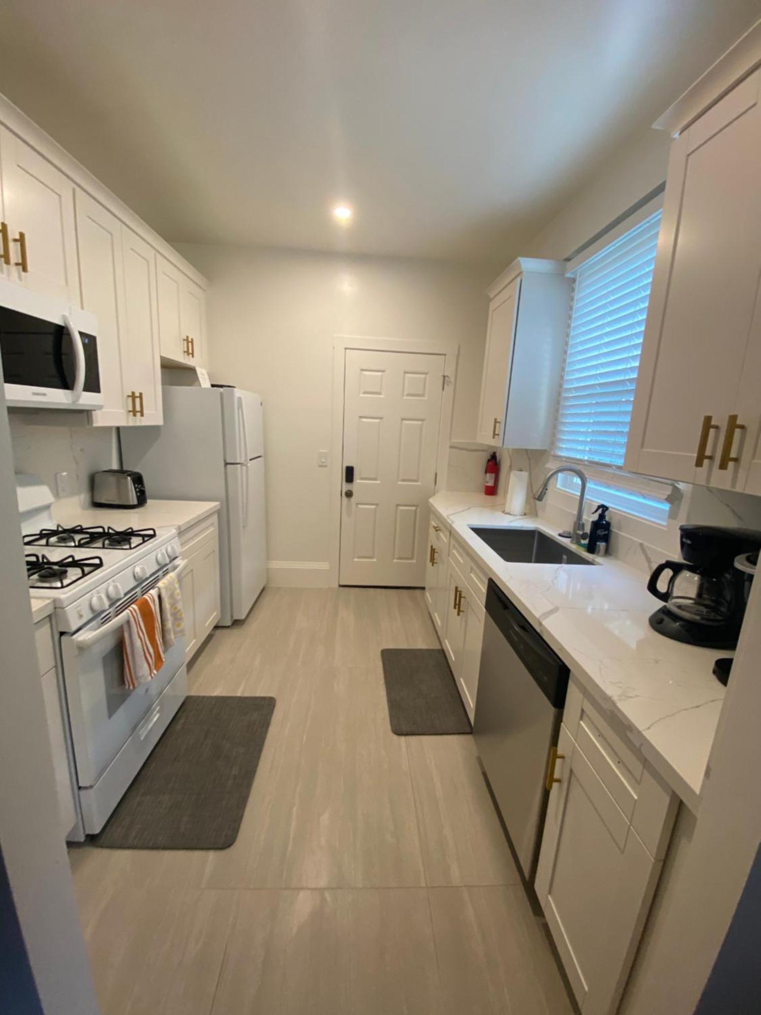 4 Furnished - 2 Beds Laundry And Parking *